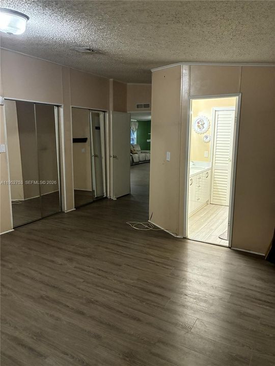 Под контрактом: $194,000 (3 спален, 2 ванн, 1430 Квадратных фут)