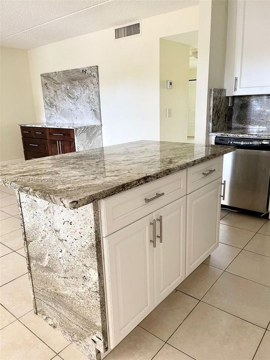 Recently Rented: $2,050 (2 beds, 2 baths, 909 Square Feet)