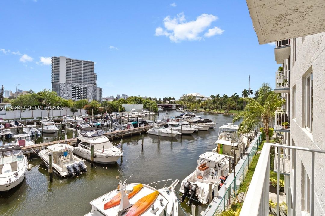 En Venta: $339,000 (2 camas, 2 baños, 899 Pies cuadrados)