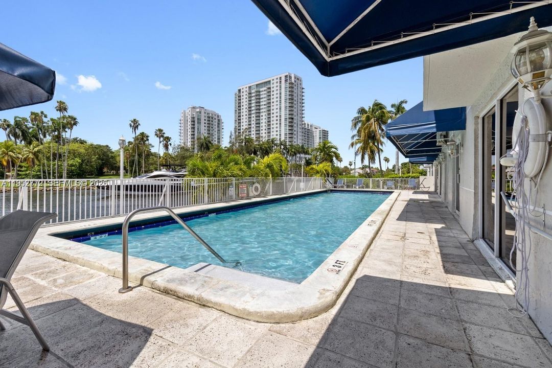 En Venta: $339,000 (2 camas, 2 baños, 899 Pies cuadrados)