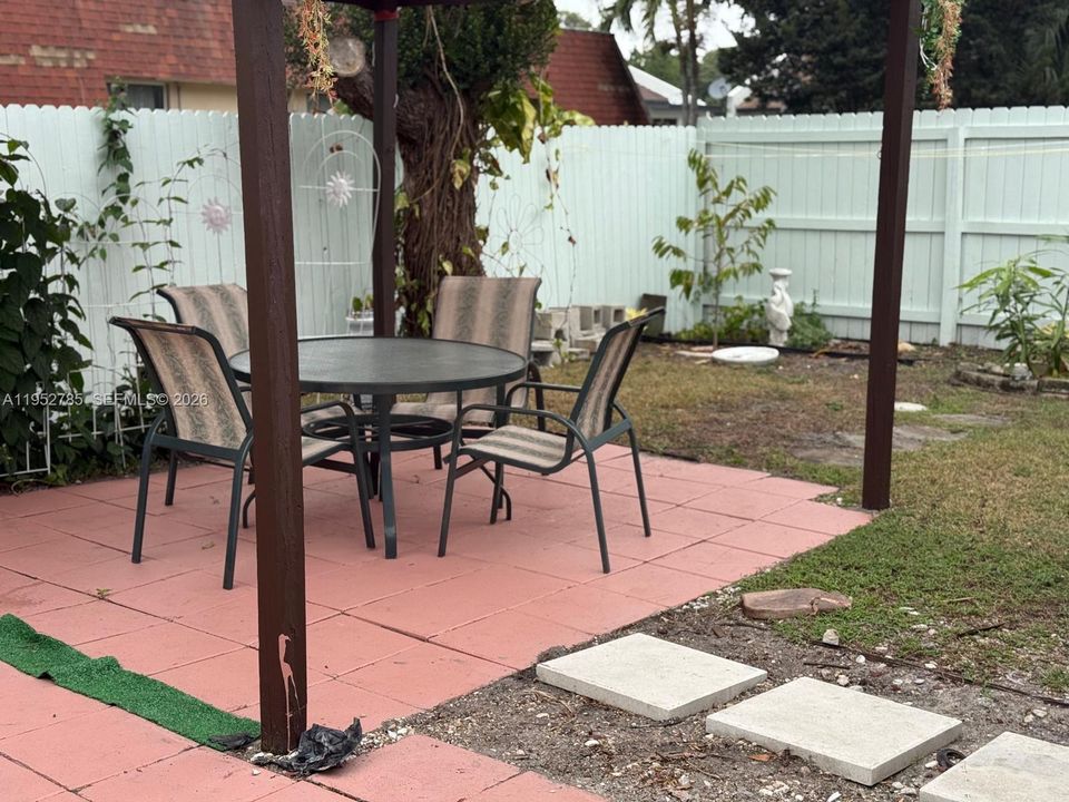 На продажу: $360,000 (2 спален, 2 ванн, 1294 Квадратных фут)