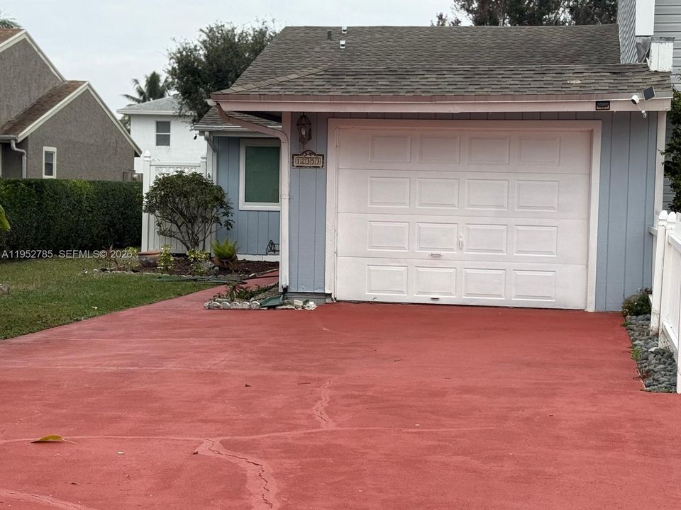 На продажу: $360,000 (2 спален, 2 ванн, 1294 Квадратных фут)