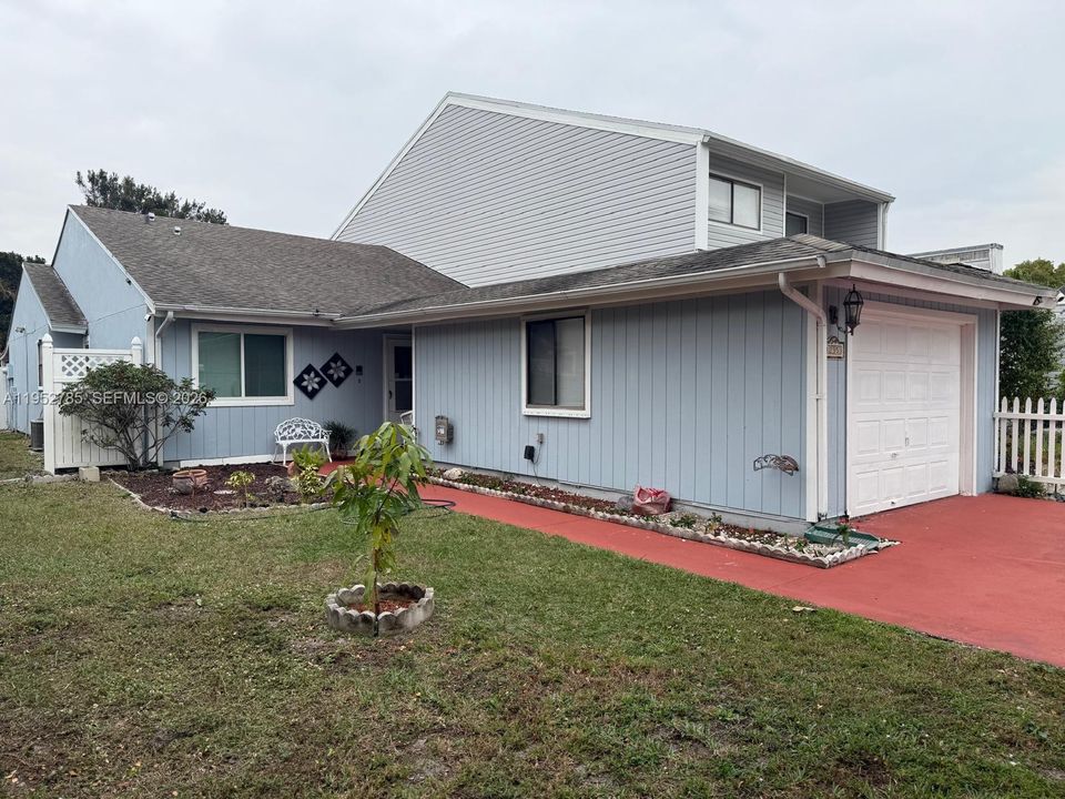 На продажу: $360,000 (2 спален, 2 ванн, 1294 Квадратных фут)