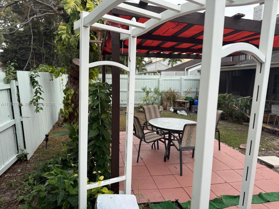 На продажу: $360,000 (2 спален, 2 ванн, 1294 Квадратных фут)