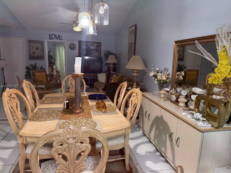 На продажу: $360,000 (2 спален, 2 ванн, 1294 Квадратных фут)