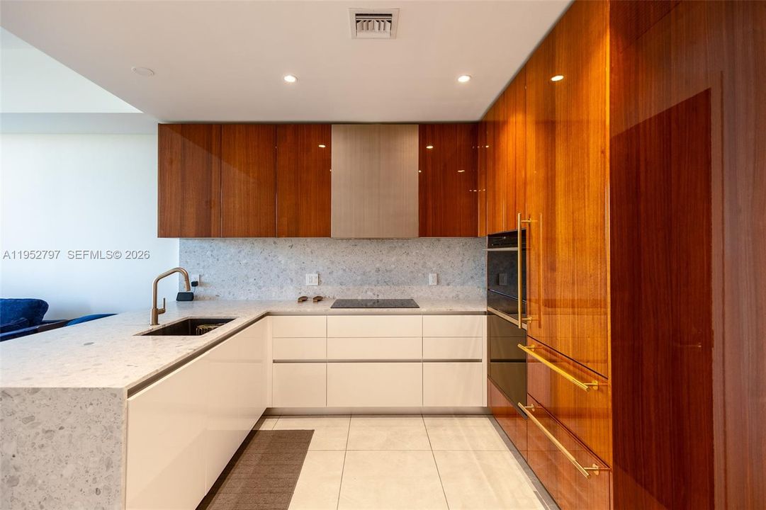 For Sale: $1,250,000 (1 beds, 1 baths, 613 Square Feet)