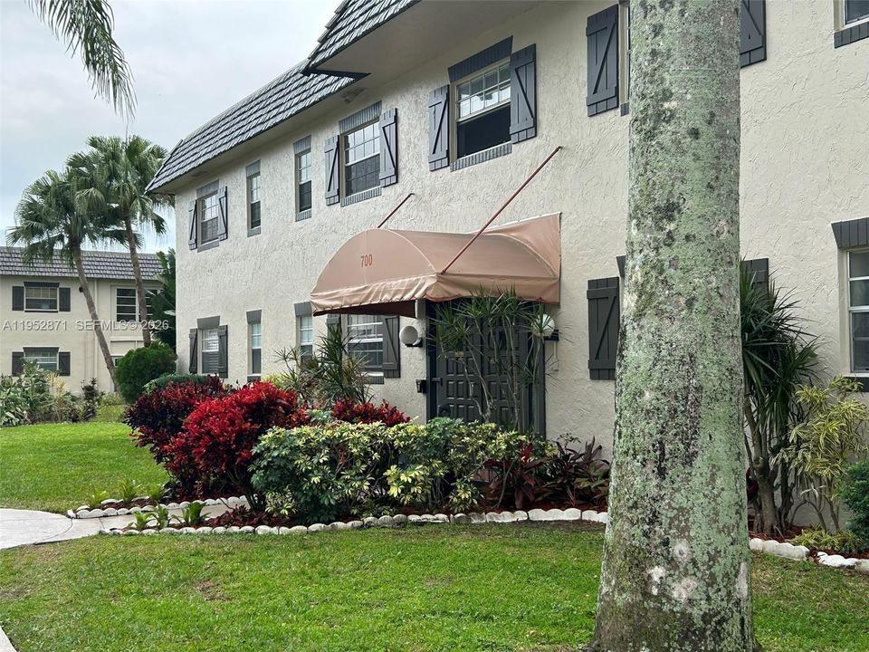 For Sale: $99,000 (1 beds, 1 baths, 680 Square Feet)