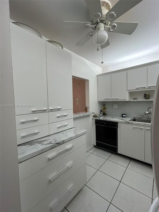 For Sale: $99,000 (1 beds, 1 baths, 680 Square Feet)