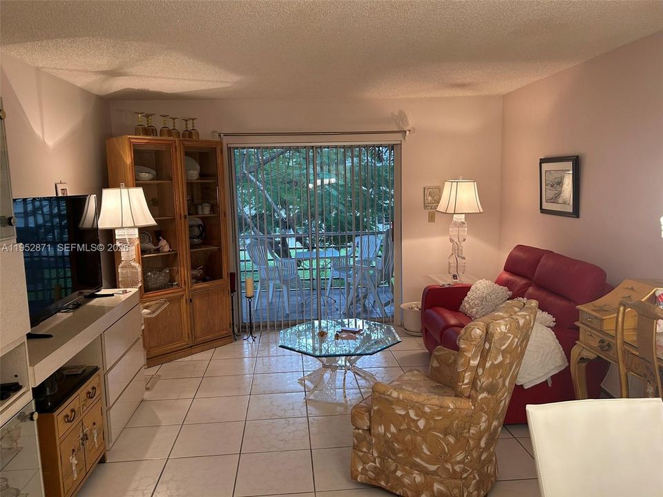 For Sale: $99,000 (1 beds, 1 baths, 680 Square Feet)