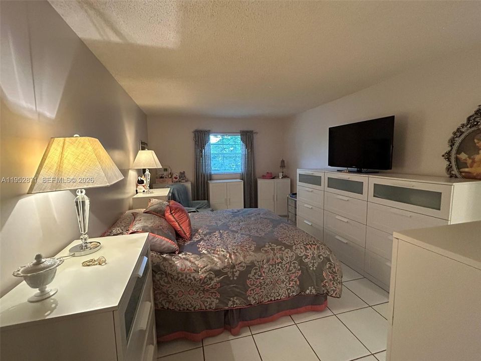For Sale: $99,000 (1 beds, 1 baths, 680 Square Feet)