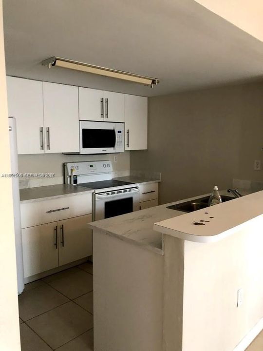Недавно арендовано: $23,400 (1 спален, 1 ванн, 900 Квадратных фут)