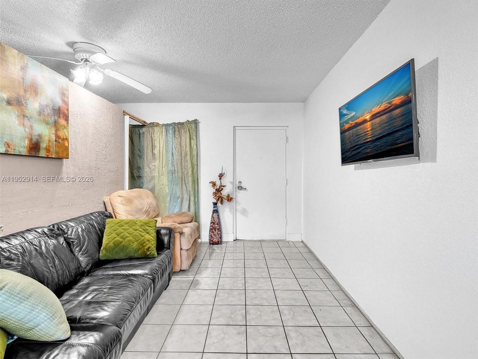 Active With Contract: $116,900 (1 beds, 1 baths, 693 Square Feet)