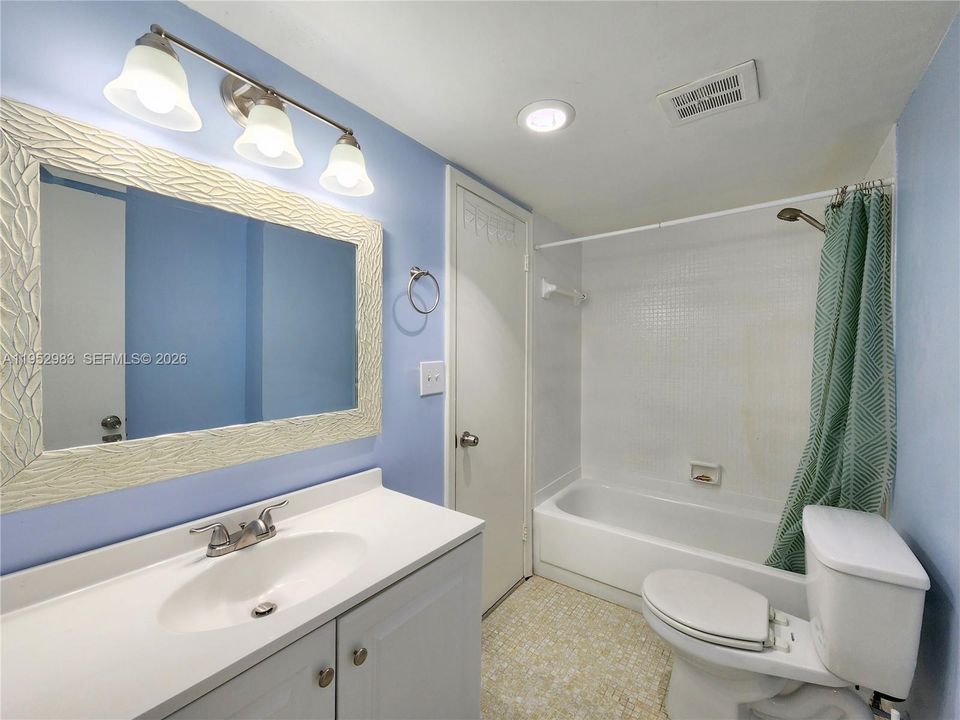 For Sale: $150,000 (1 beds, 1 baths, 828 Square Feet)