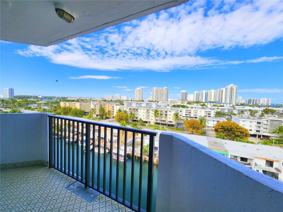 For Sale: $150,000 (1 beds, 1 baths, 828 Square Feet)