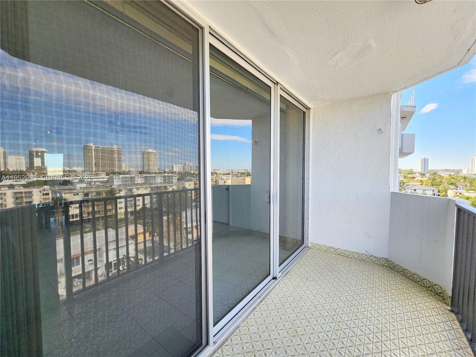 For Sale: $150,000 (1 beds, 1 baths, 828 Square Feet)