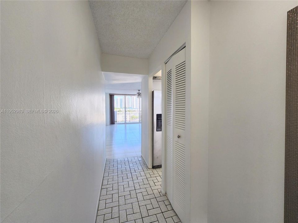 For Sale: $150,000 (1 beds, 1 baths, 828 Square Feet)