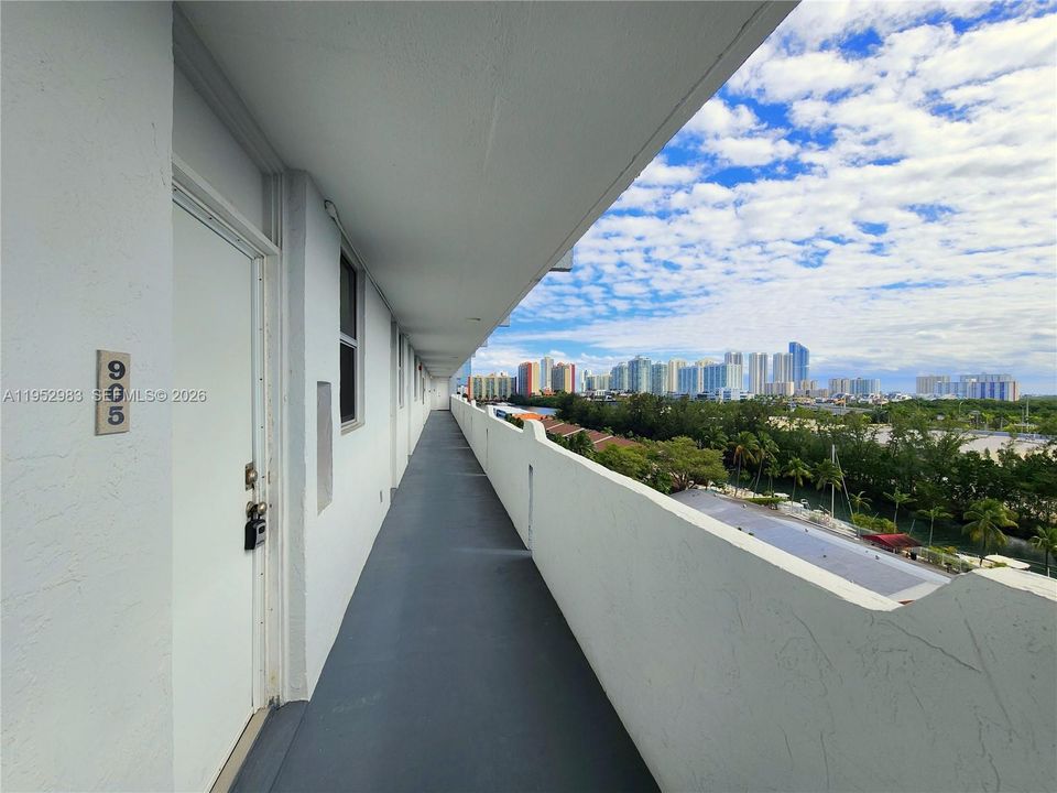 For Sale: $150,000 (1 beds, 1 baths, 828 Square Feet)