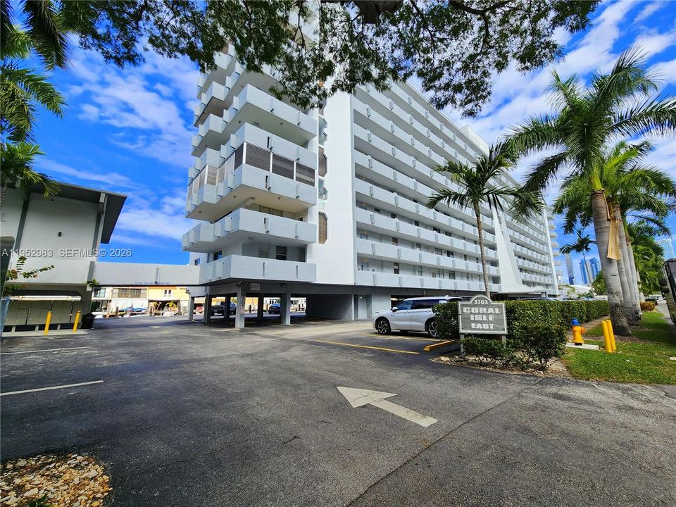 For Sale: $150,000 (1 beds, 1 baths, 828 Square Feet)