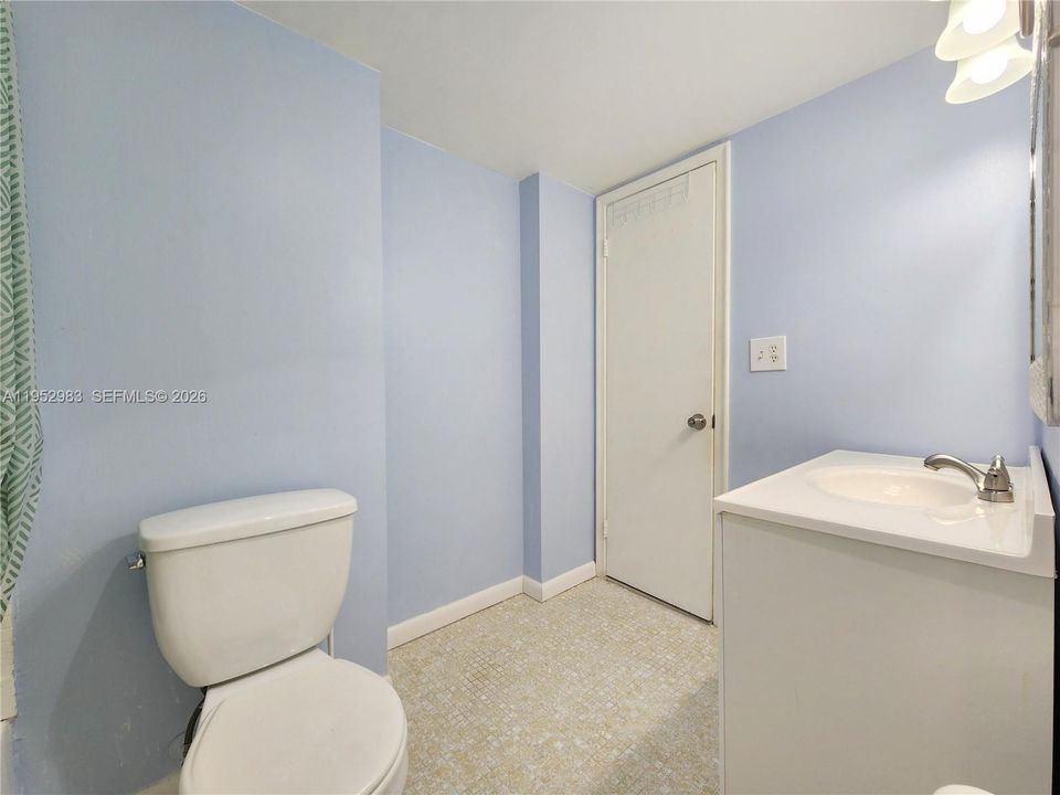 For Sale: $150,000 (1 beds, 1 baths, 828 Square Feet)