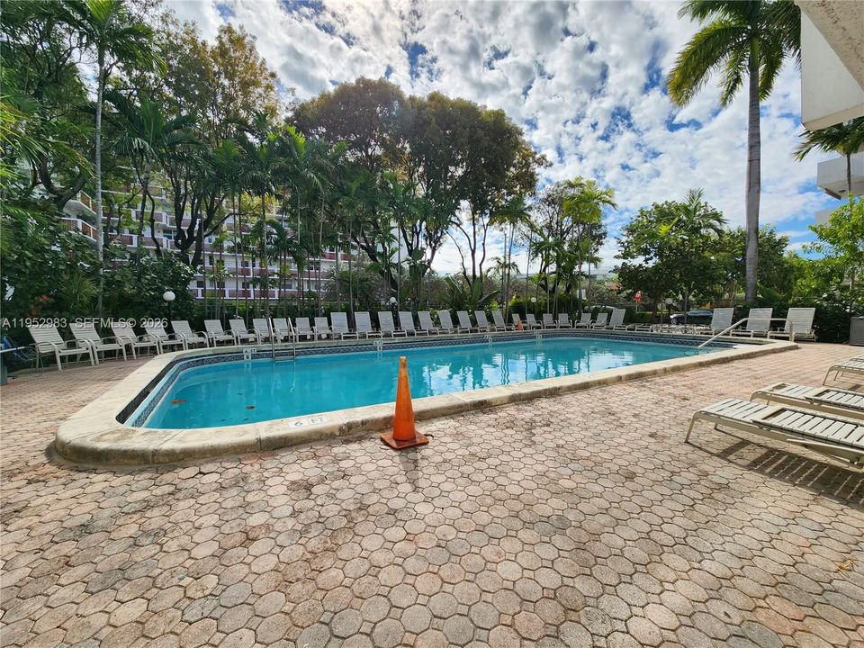 For Sale: $150,000 (1 beds, 1 baths, 828 Square Feet)