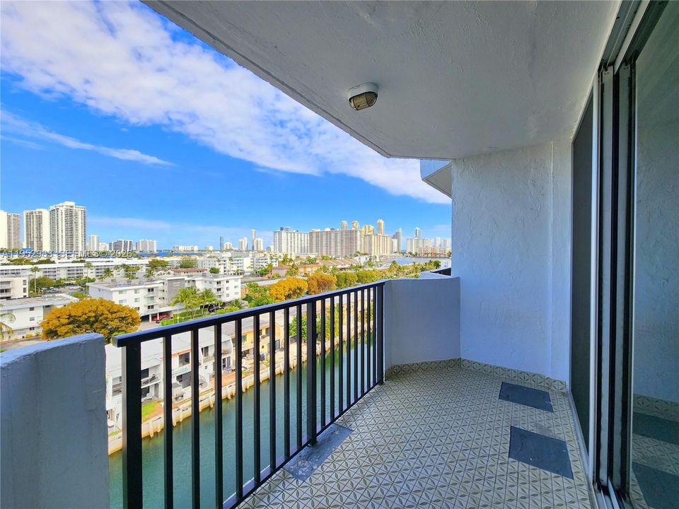 For Sale: $150,000 (1 beds, 1 baths, 828 Square Feet)
