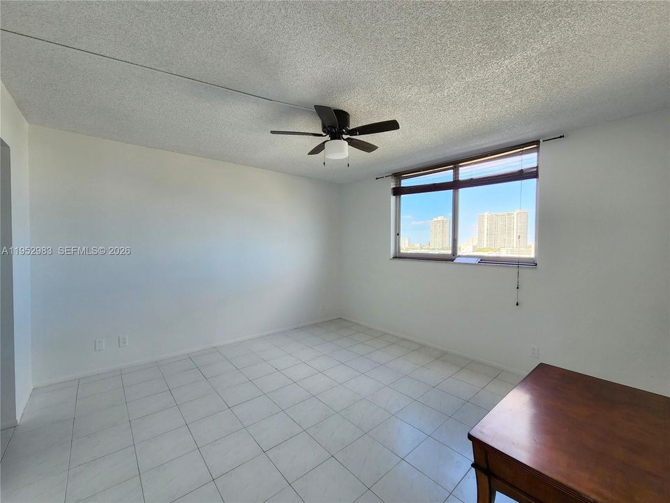 For Sale: $150,000 (1 beds, 1 baths, 828 Square Feet)