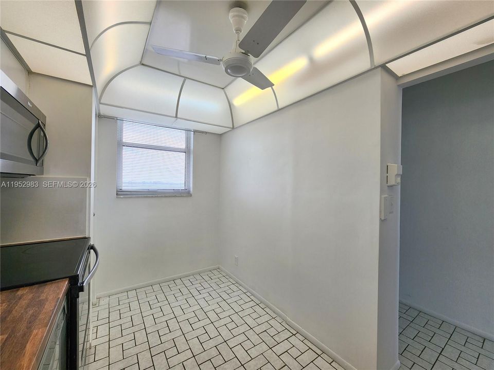 For Sale: $150,000 (1 beds, 1 baths, 828 Square Feet)