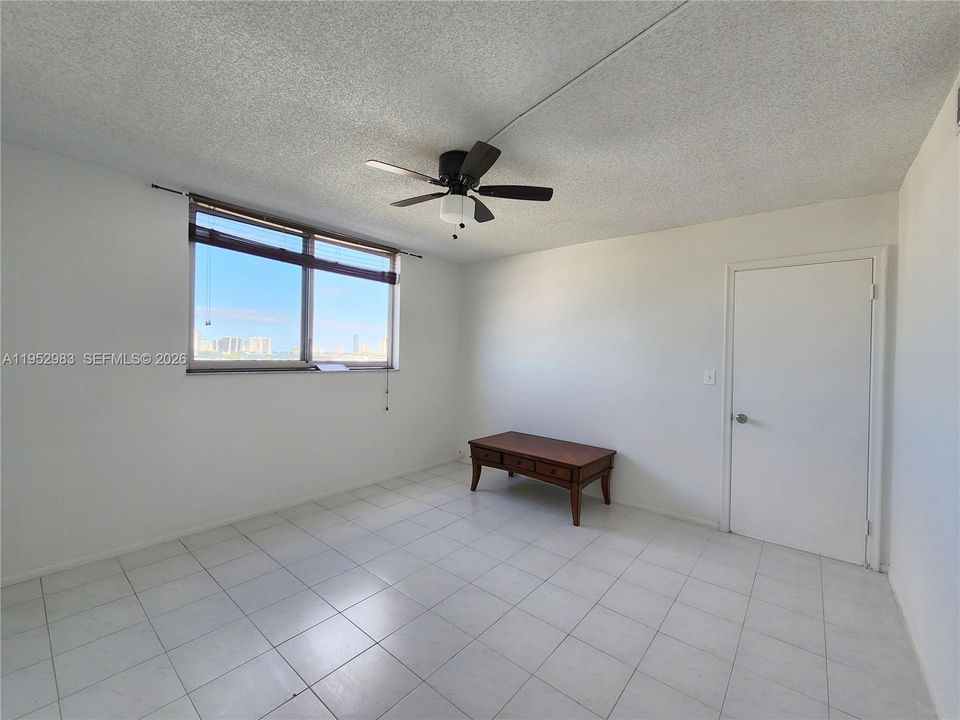For Sale: $150,000 (1 beds, 1 baths, 828 Square Feet)