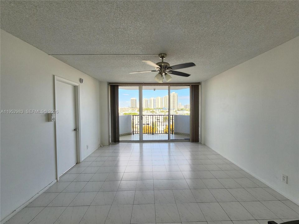 For Sale: $150,000 (1 beds, 1 baths, 828 Square Feet)