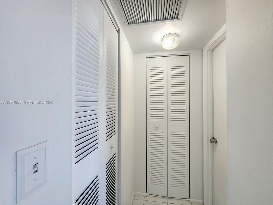 For Sale: $150,000 (1 beds, 1 baths, 828 Square Feet)