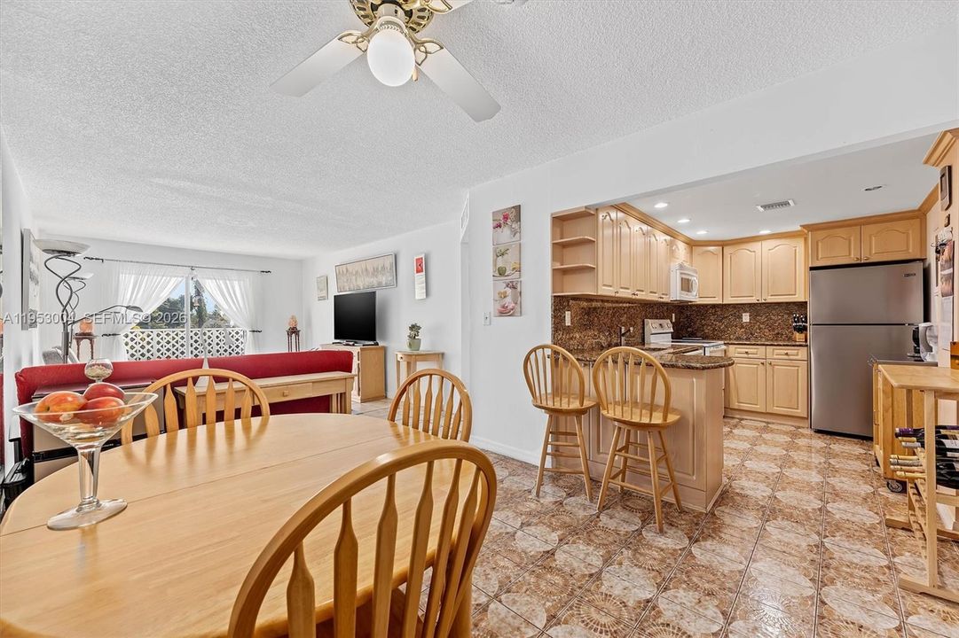 For Sale: $209,000 (2 beds, 2 baths, 1012 Square Feet)