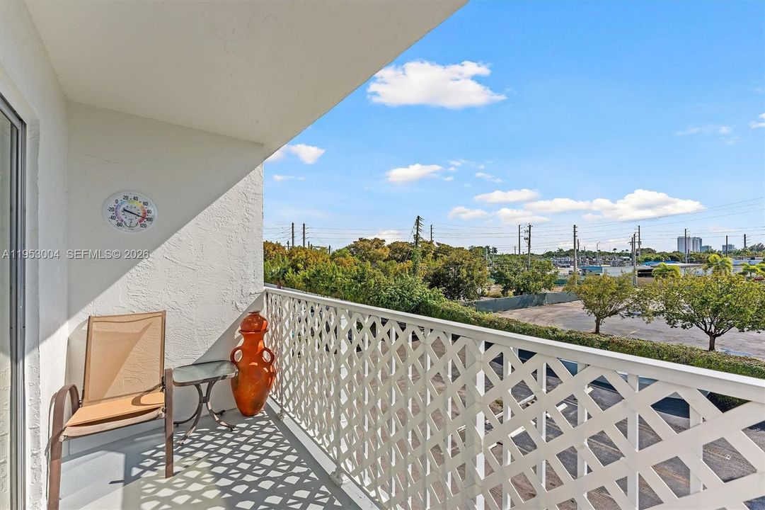 For Sale: $209,000 (2 beds, 2 baths, 1012 Square Feet)