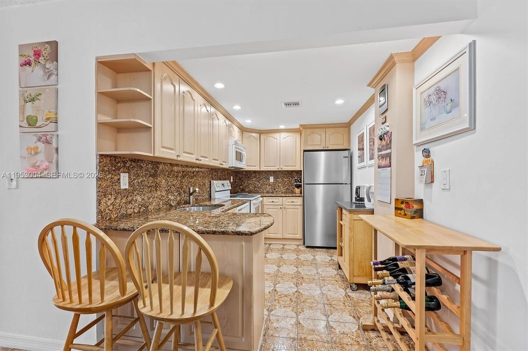 For Sale: $209,000 (2 beds, 2 baths, 1012 Square Feet)