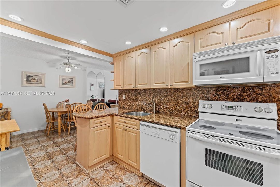 For Sale: $209,000 (2 beds, 2 baths, 1012 Square Feet)