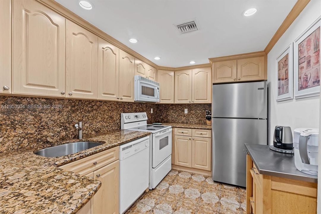 For Sale: $209,000 (2 beds, 2 baths, 1012 Square Feet)