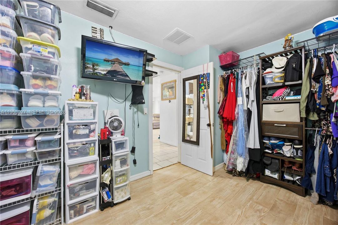 На продажу: $257,000 (4 спален, 2 ванн, 1404 Квадратных фут)
