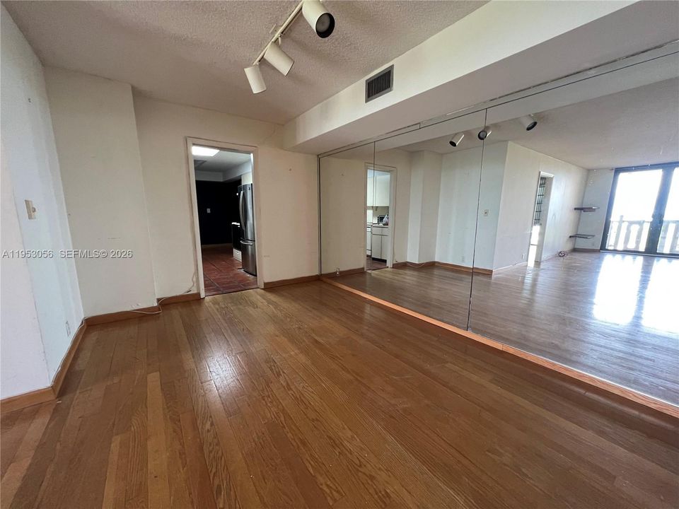 Active With Contract: $4,900 (2 beds, 2 baths, 1409 Square Feet)