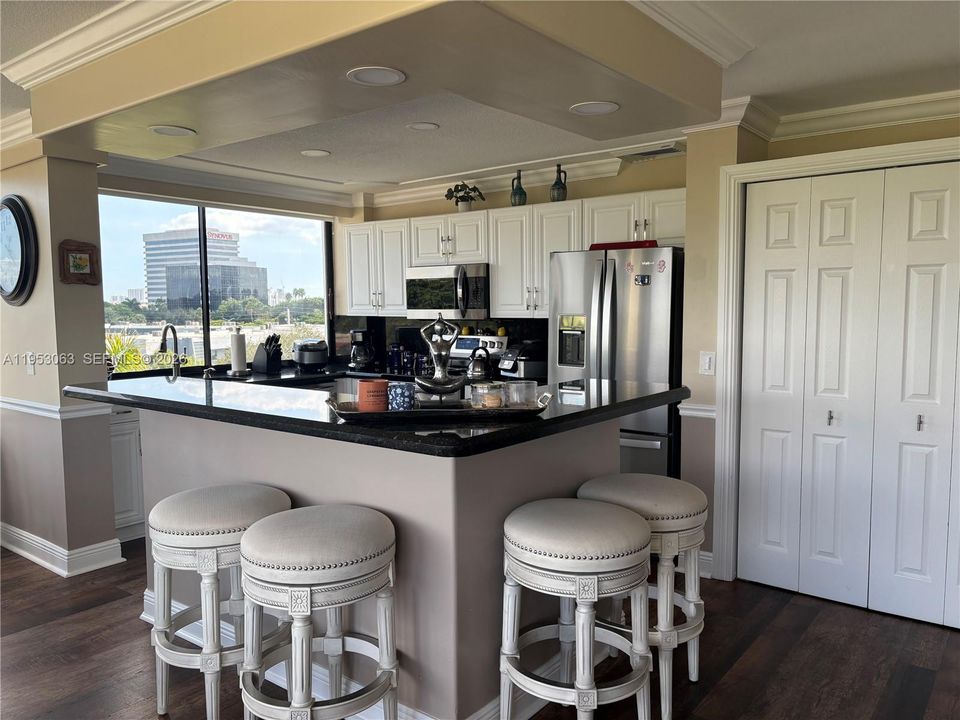 For Sale: $200,000 (2 beds, 2 baths, 1194 Square Feet)