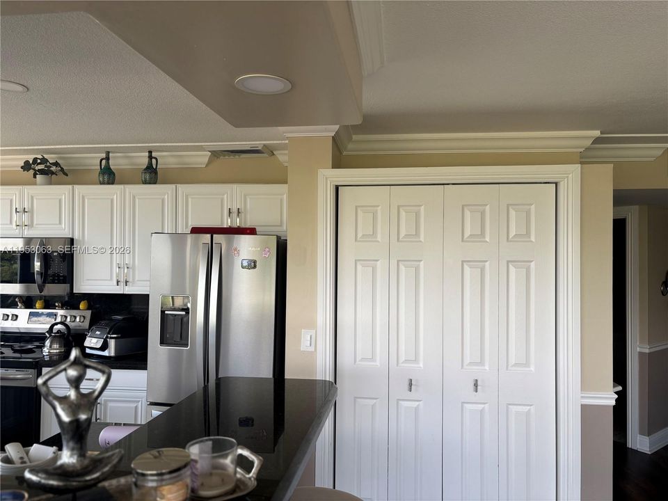 For Sale: $200,000 (2 beds, 2 baths, 1194 Square Feet)