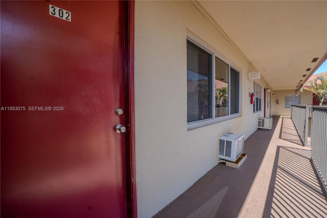 For Sale: $115,000 (1 beds, 1 baths, 811 Square Feet)