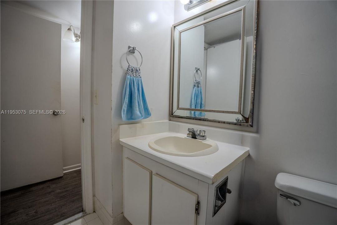 For Sale: $115,000 (1 beds, 1 baths, 811 Square Feet)