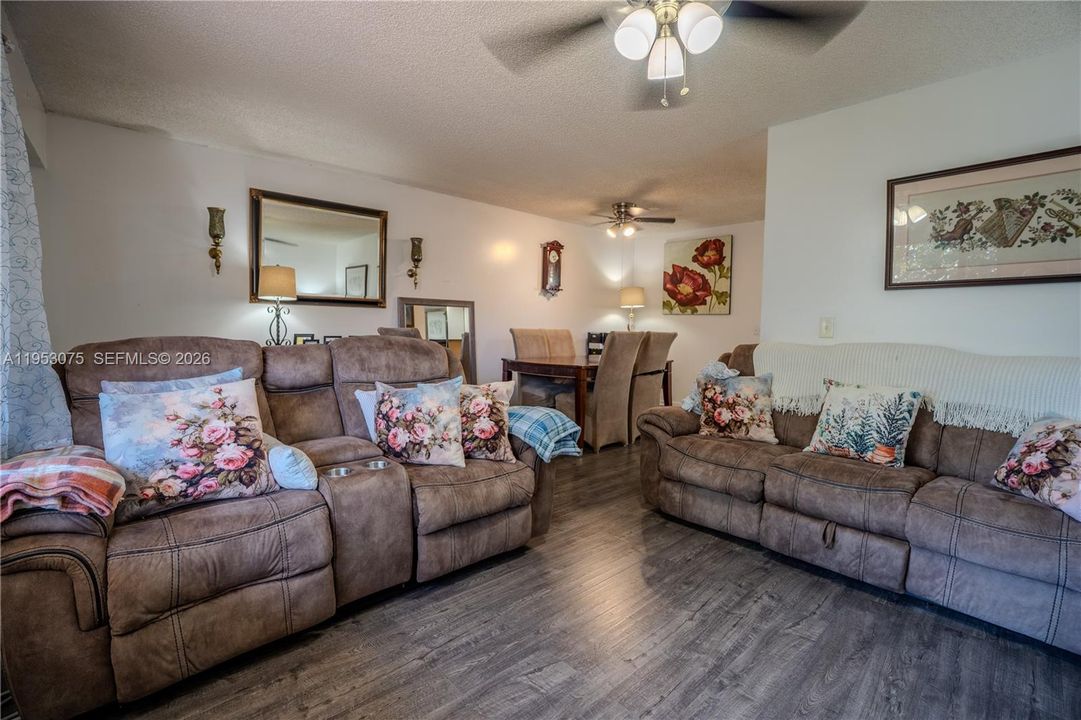 For Sale: $115,000 (1 beds, 1 baths, 811 Square Feet)