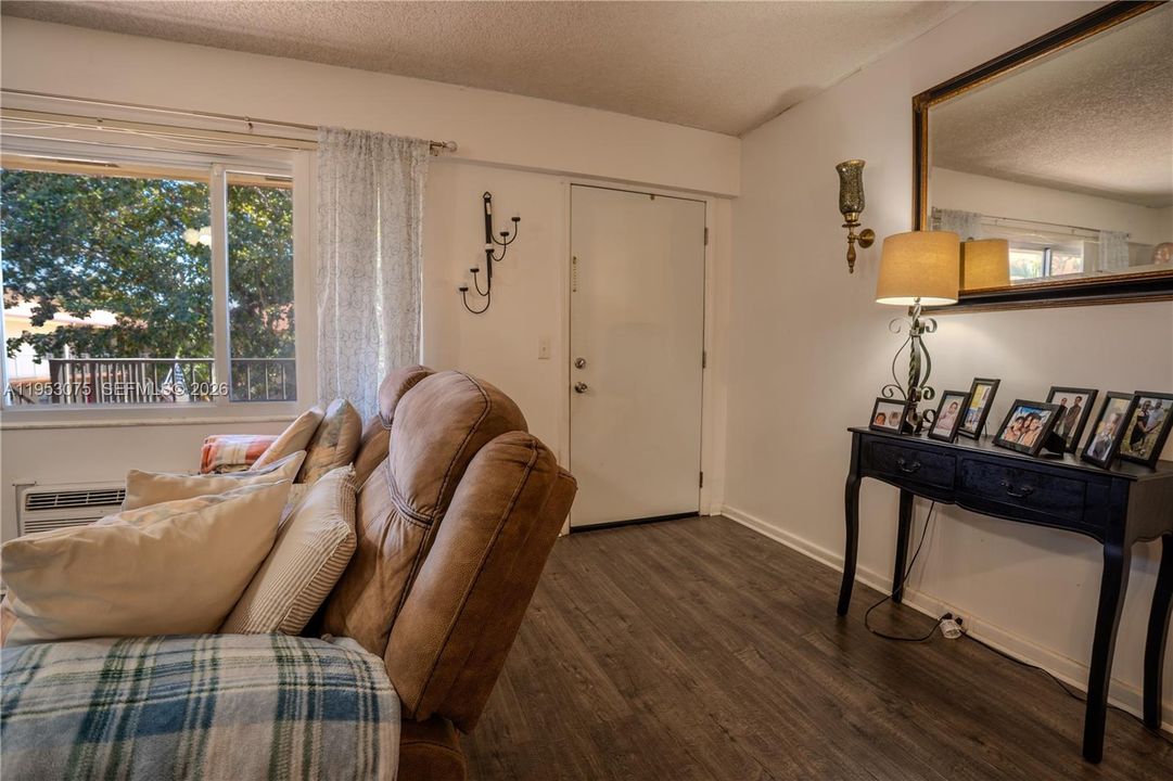 For Sale: $115,000 (1 beds, 1 baths, 811 Square Feet)