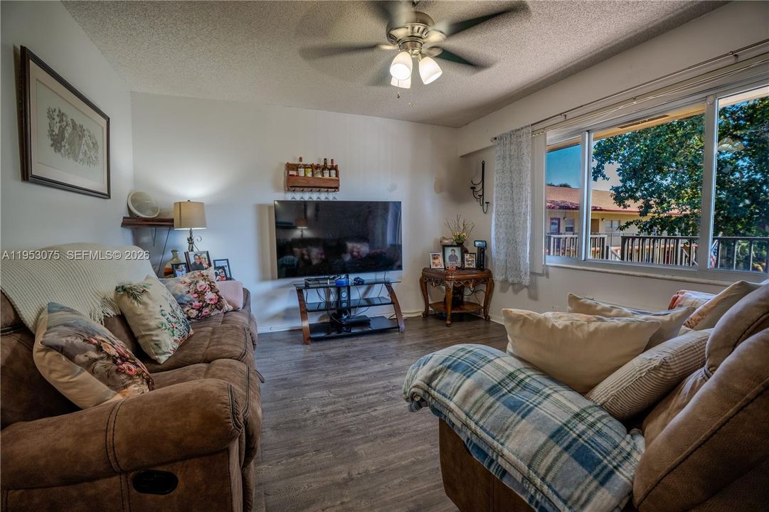 For Sale: $115,000 (1 beds, 1 baths, 811 Square Feet)