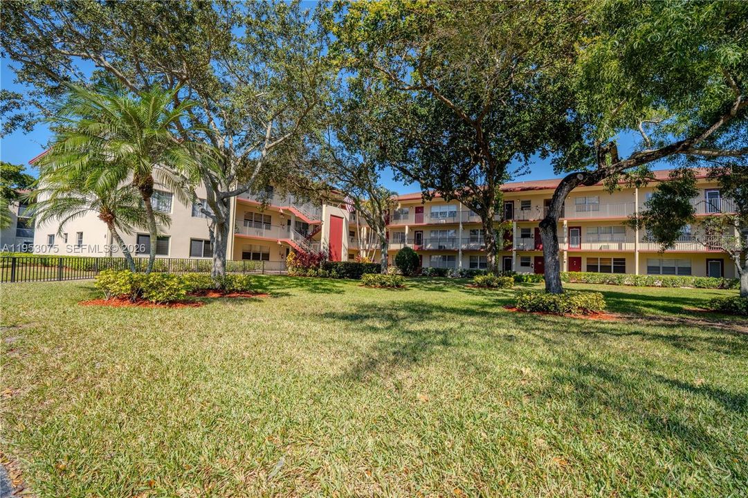For Sale: $115,000 (1 beds, 1 baths, 811 Square Feet)