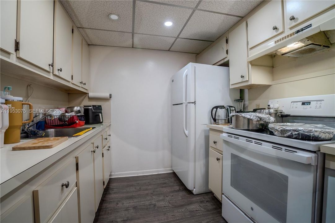 For Sale: $115,000 (1 beds, 1 baths, 811 Square Feet)