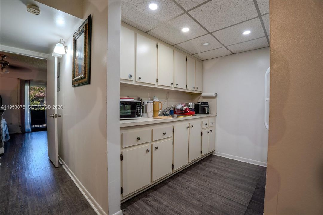 For Sale: $115,000 (1 beds, 1 baths, 811 Square Feet)