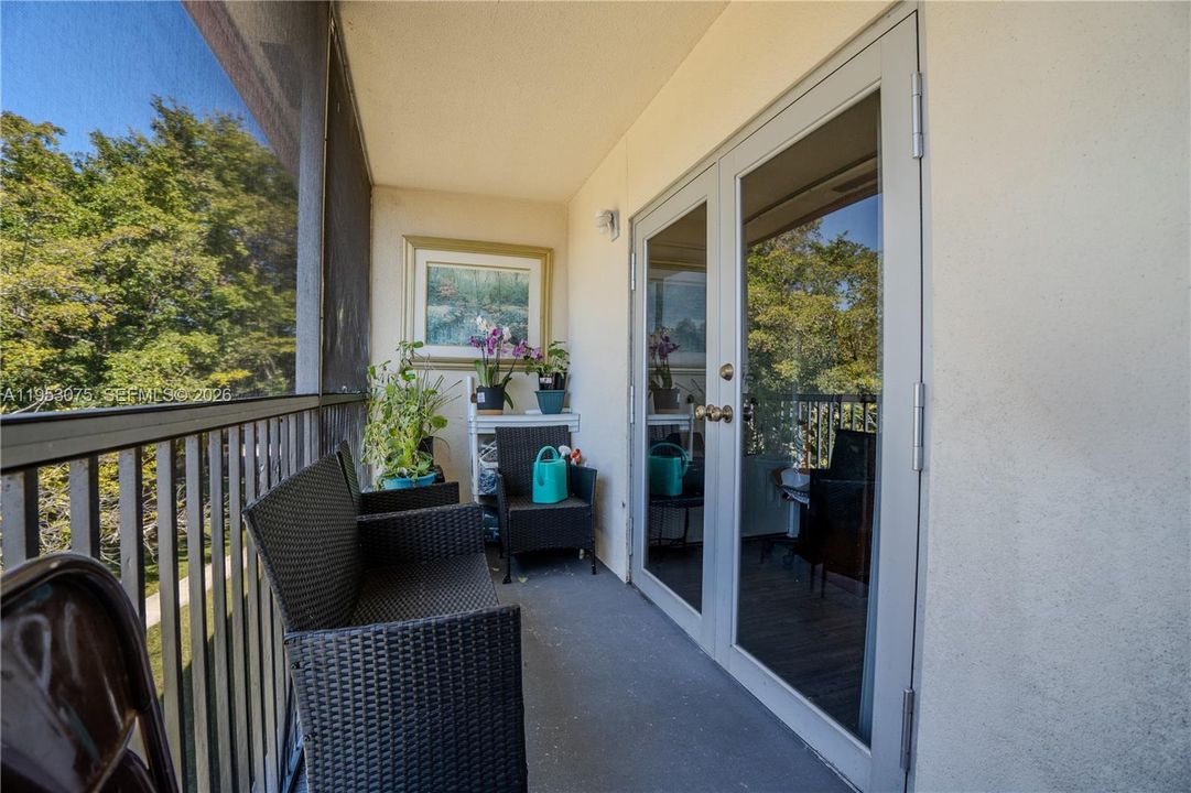 For Sale: $115,000 (1 beds, 1 baths, 811 Square Feet)