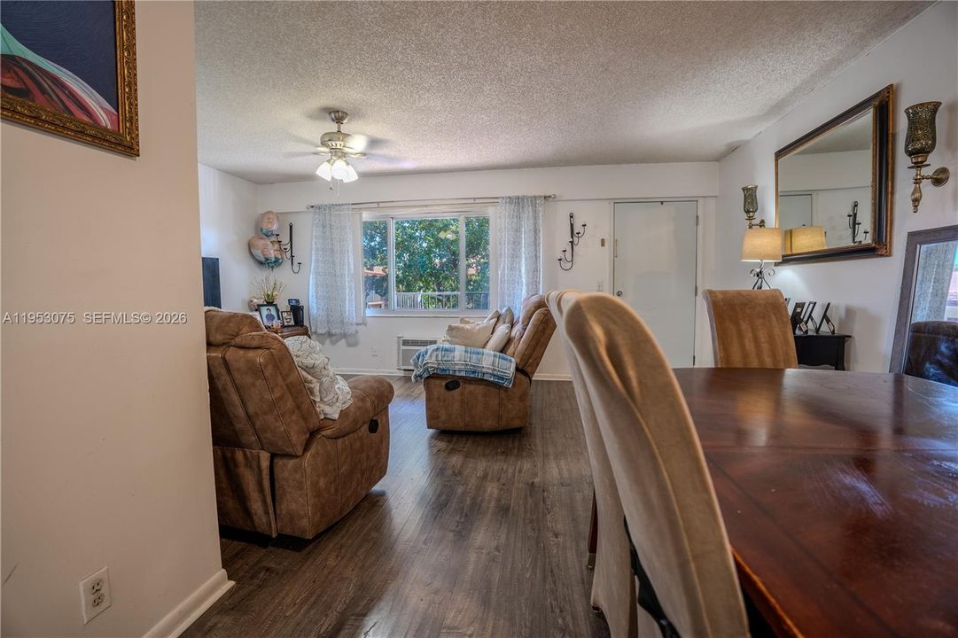 For Sale: $115,000 (1 beds, 1 baths, 811 Square Feet)