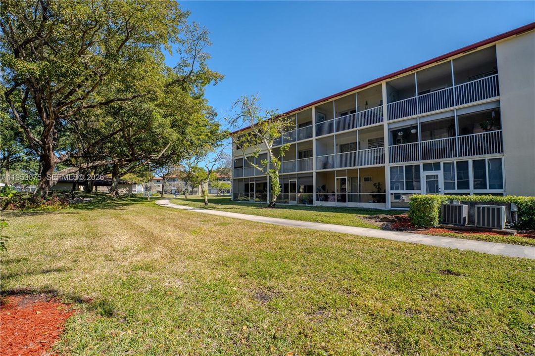 For Sale: $115,000 (1 beds, 1 baths, 811 Square Feet)